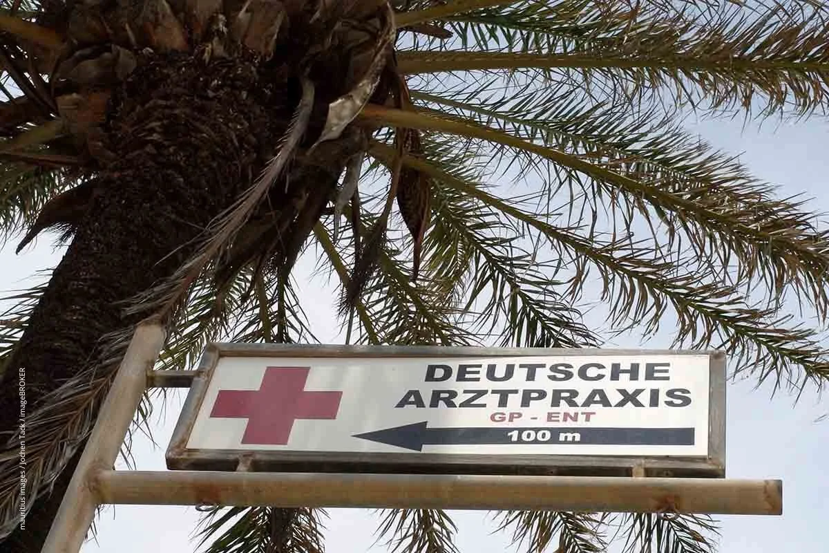 Schlid für eine deutschspracheige Arztpraxis in einem Urlaubsland. Bei Erkrankung im Urlaub ist eine Behandlung in deutscher Sprache verlockend.