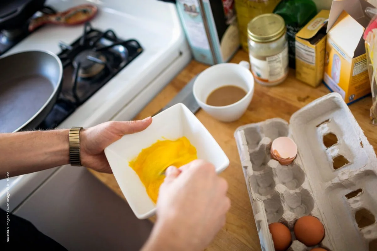 Eine Person rührt Eier in einer Schüssel
