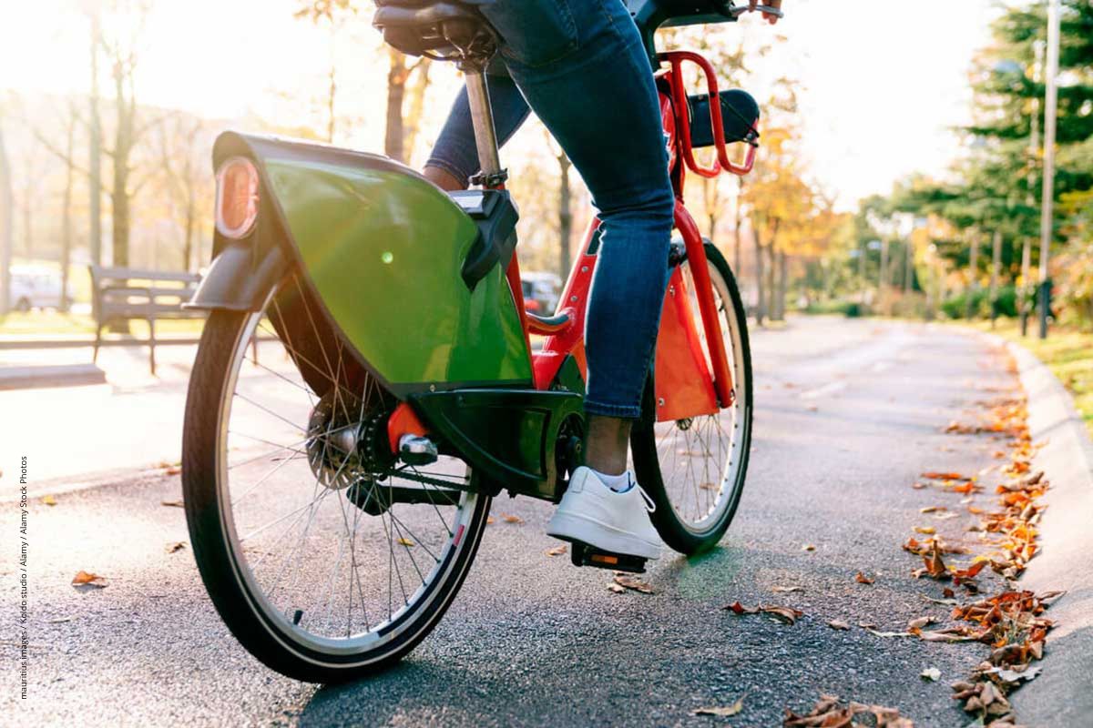 Auch E-Bike fahren macht fit, © mauritius images / Koldo studio / Alamy / Alamy Stock Photos Auch E-Bike fahren macht fit