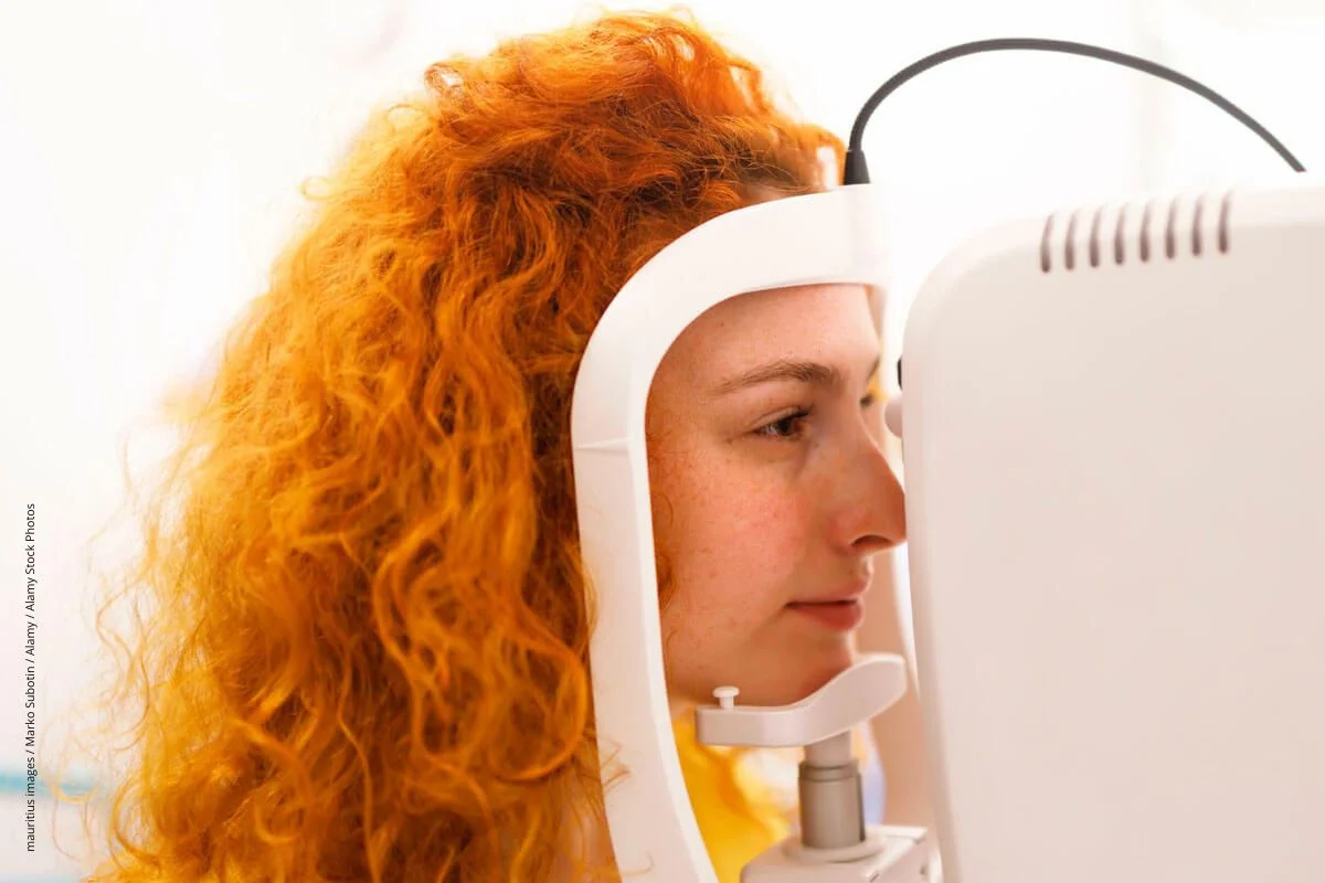 
Junge rothaarige Frau bekommt den Augeninnendruck gemessen.