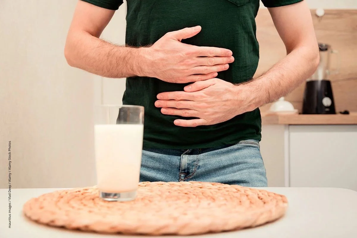 Person mit Bauchschmerzen in der NÃ¤he eines WCs. BauchkrÃ¤mpfe und Durchfall sind typisch fÃ¼r viele NahrungsmittelunvertrÃ¤glichkeiten.