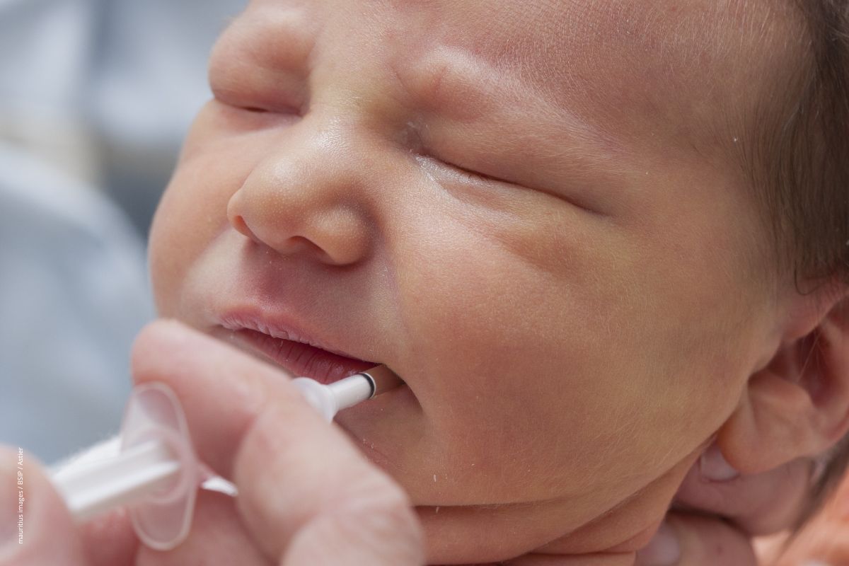 Vitamin-K-Prophylaxe für Babys, © mauritius images / BSIP / Astier Vitamin-K-Prophylaxe für Babys