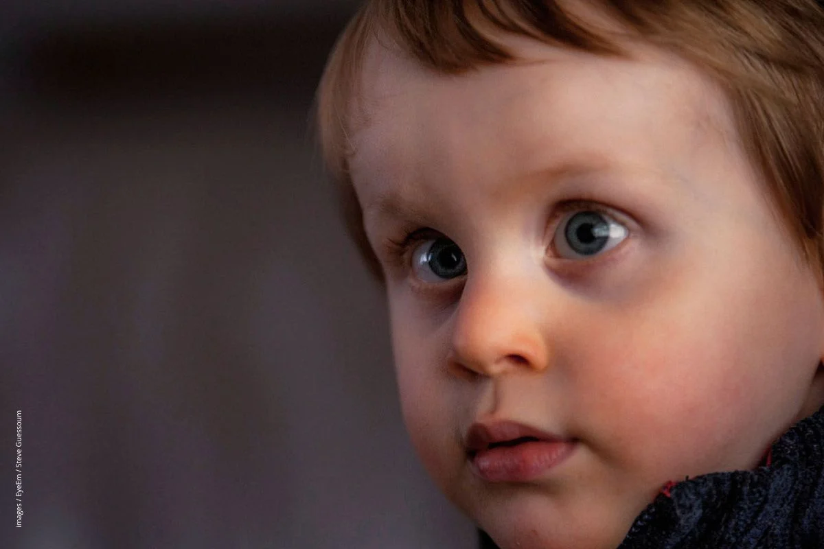 
Kleiner schielender Junge in Großaufnahme.