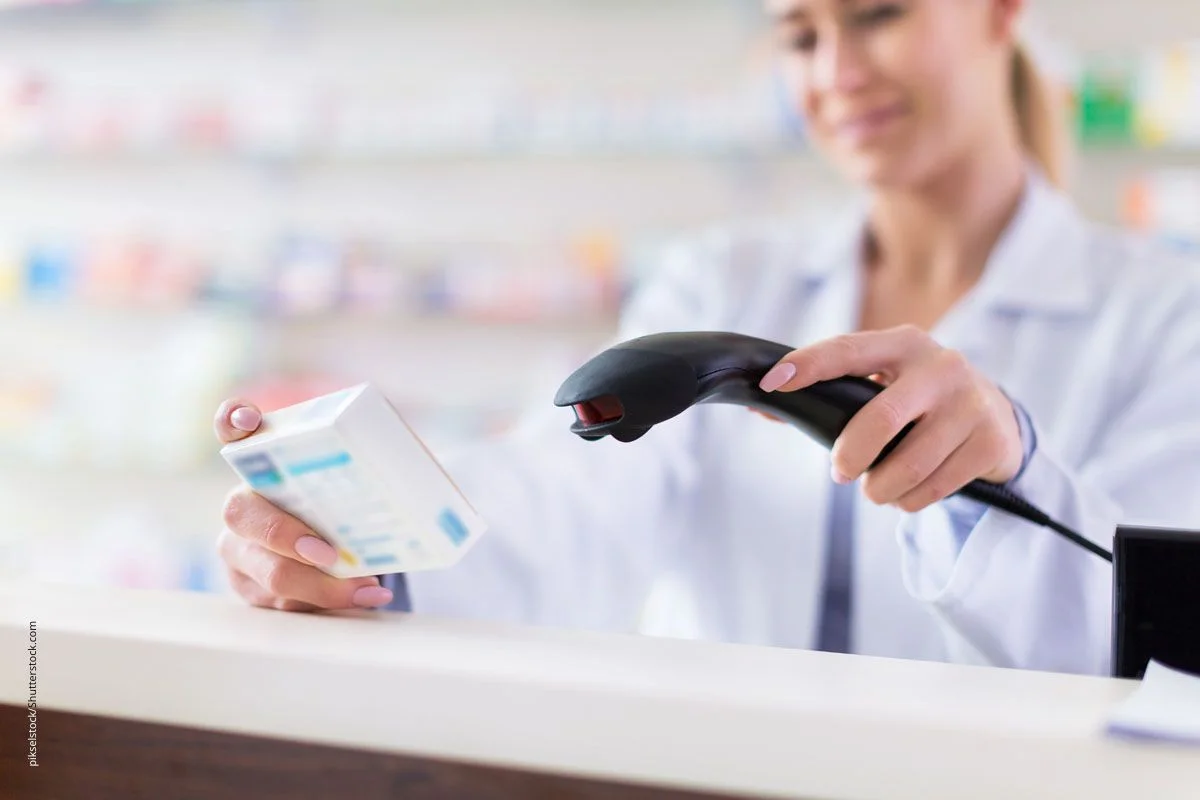 Ein Medikament wird in der Apotheke eingescannt. In der Regel muss eine RezeptgebÃ¼hr bezahlt werden.