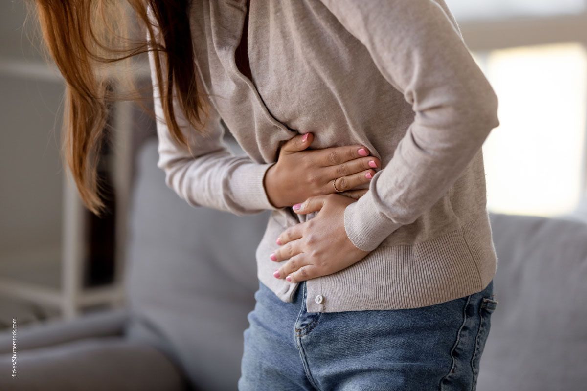 Junge Frau mit starken Buachschmerzen. Ob diese nun vom Blinddarm kommen, von den GEschlechtsorganen oder anderen Organen, kann manchmal nur die Ärzt*in feststellen.