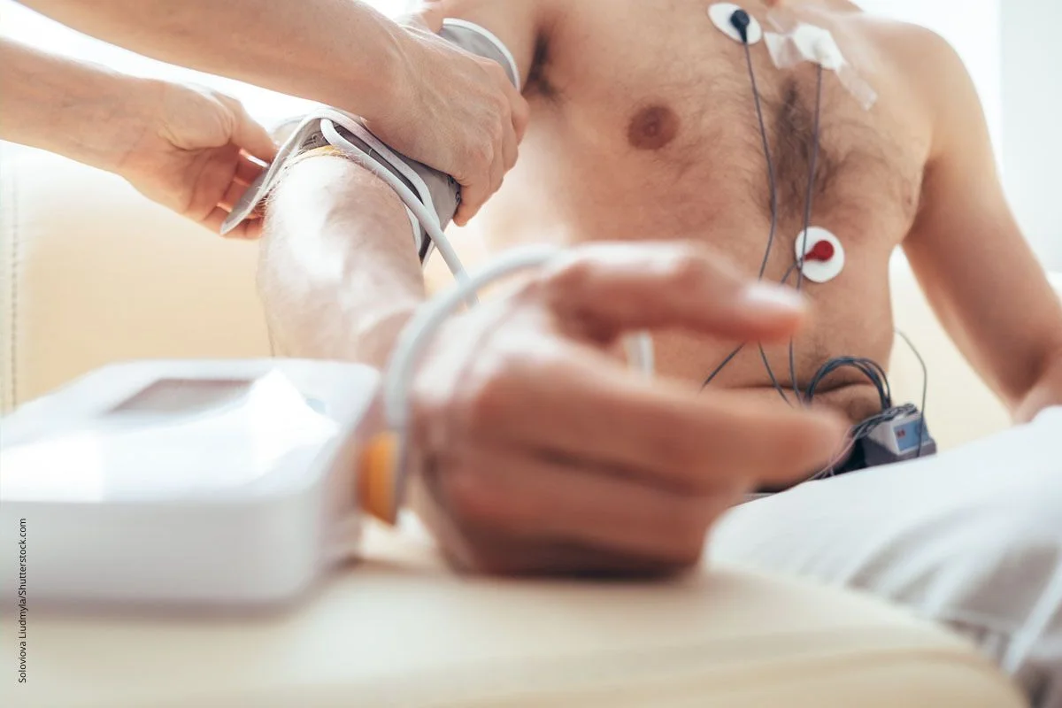 Mann wird EKG angelegt. Die UNtersuchung hilft beider Diagnostik von Herzrasen, Herzstolpern und Herzklopfen.
