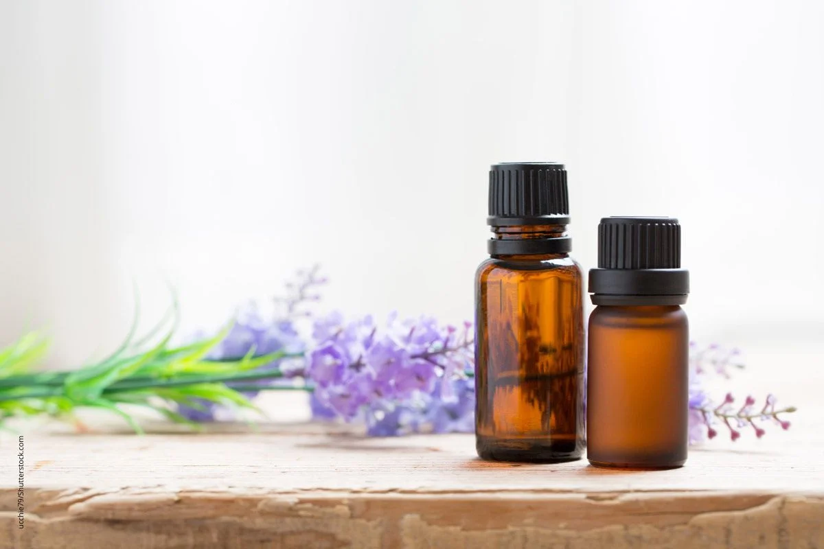 Tropffläschchen und Blüten Homöopathie ist eine beliebte Behandlungsmethode.