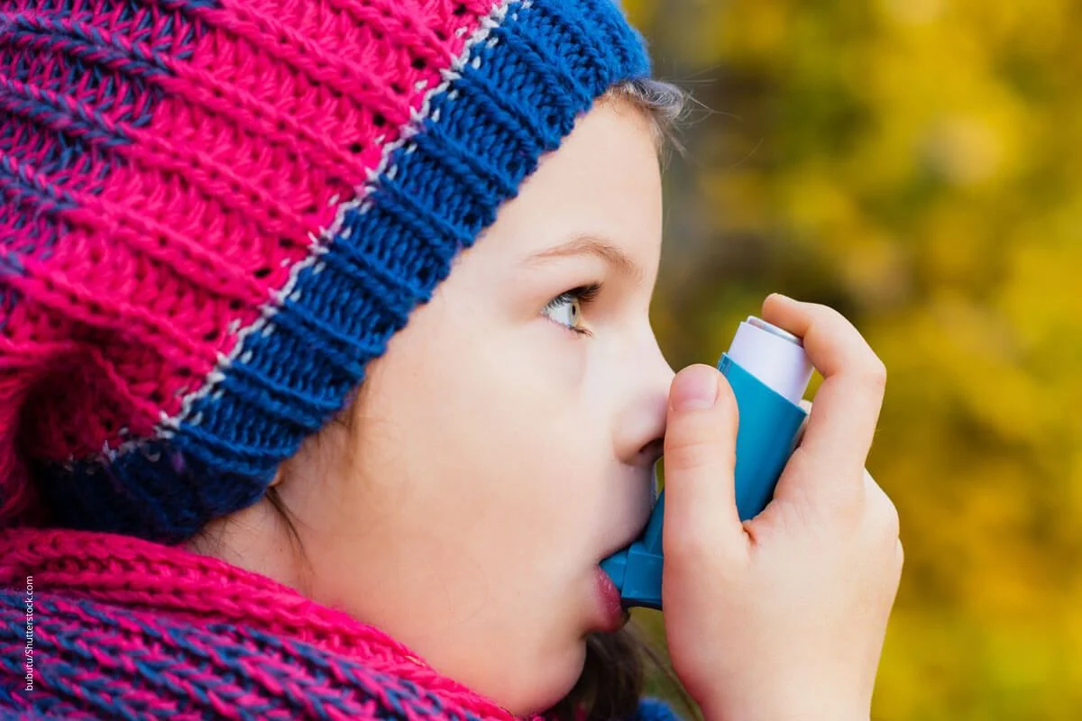 Kind inhaliert ein Asthmaspray. Manche davon sind klimafreundlicher als andere.