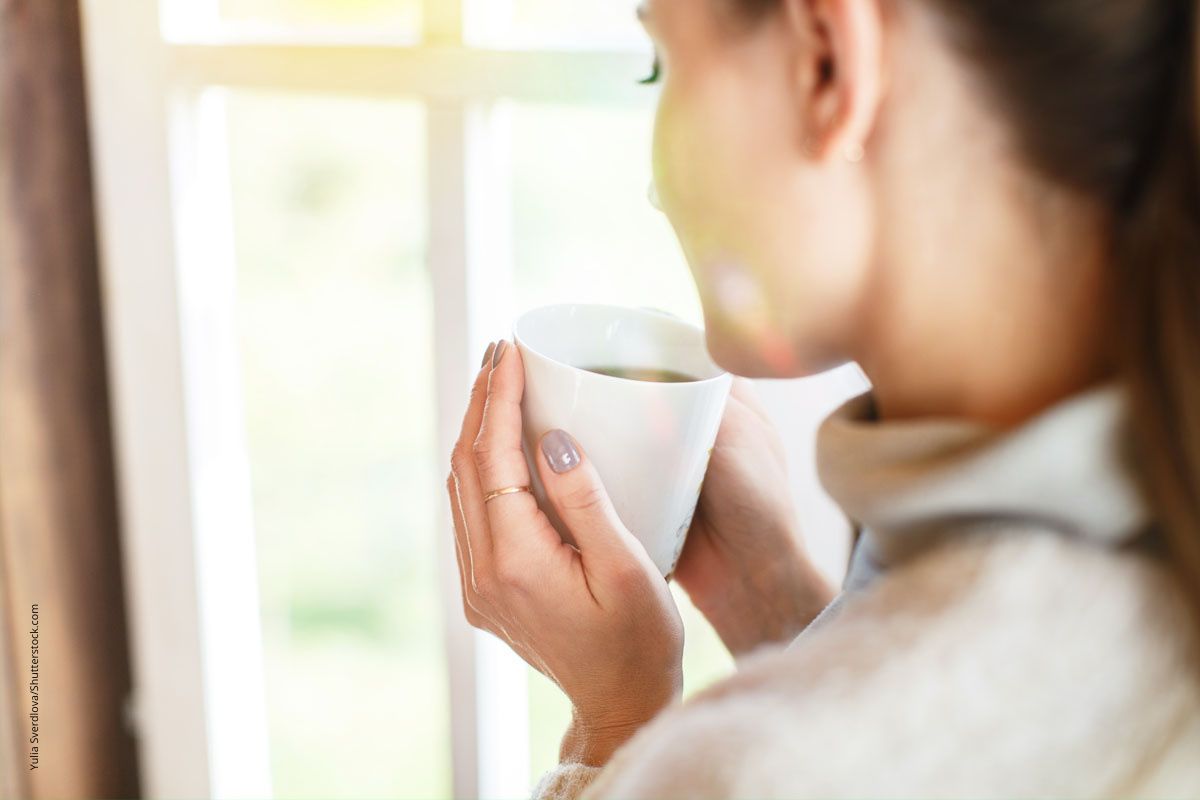 Frau mit Teetasse. Kräutertees gibt es für jede Beschwerde und jeden Geschmack