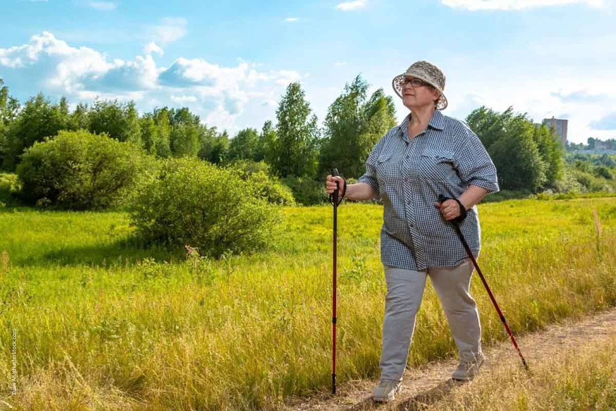 Ältere Frau beim Nordic Walking. Gehtraining kann bei Arthrose der Kniegelenke helfen - aber nicht bei jedem.