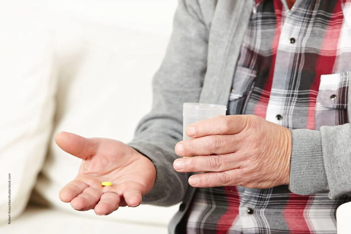 Ã„ltere Person vor dem Einnehmen einer Tablette. Manche MikronÃ¤hrstoffe kÃ¶nnen die Herzgesundheit fÃ¶rdern.