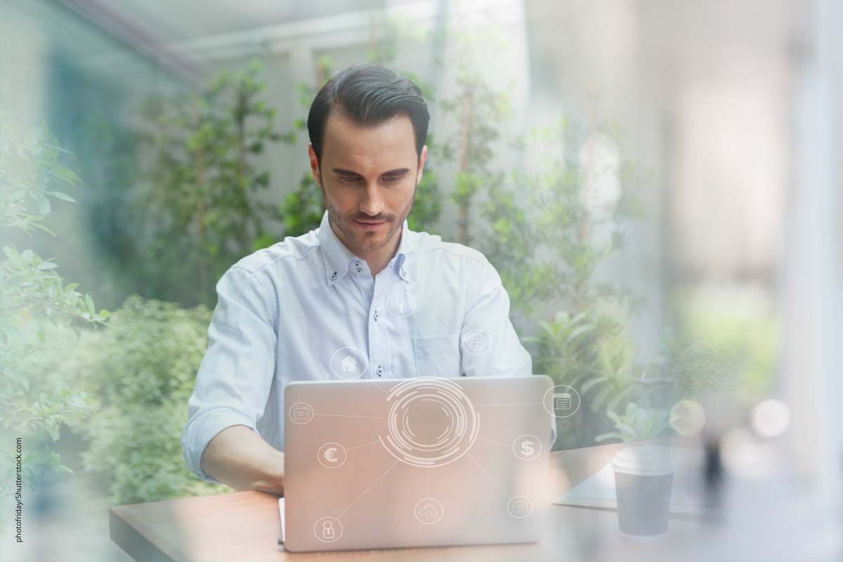 Mann sitzt am Laptop und sucht Informationen, zum Beispiel zu Naturheilverfahren.