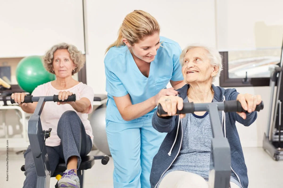 Seniorin beim Krafttraining. Training und die richtige ErnÃ¤hrung beugen der Osteoporose vor.