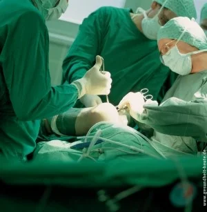 Foto, das Ärzt*innen bei einer Operation zeigt