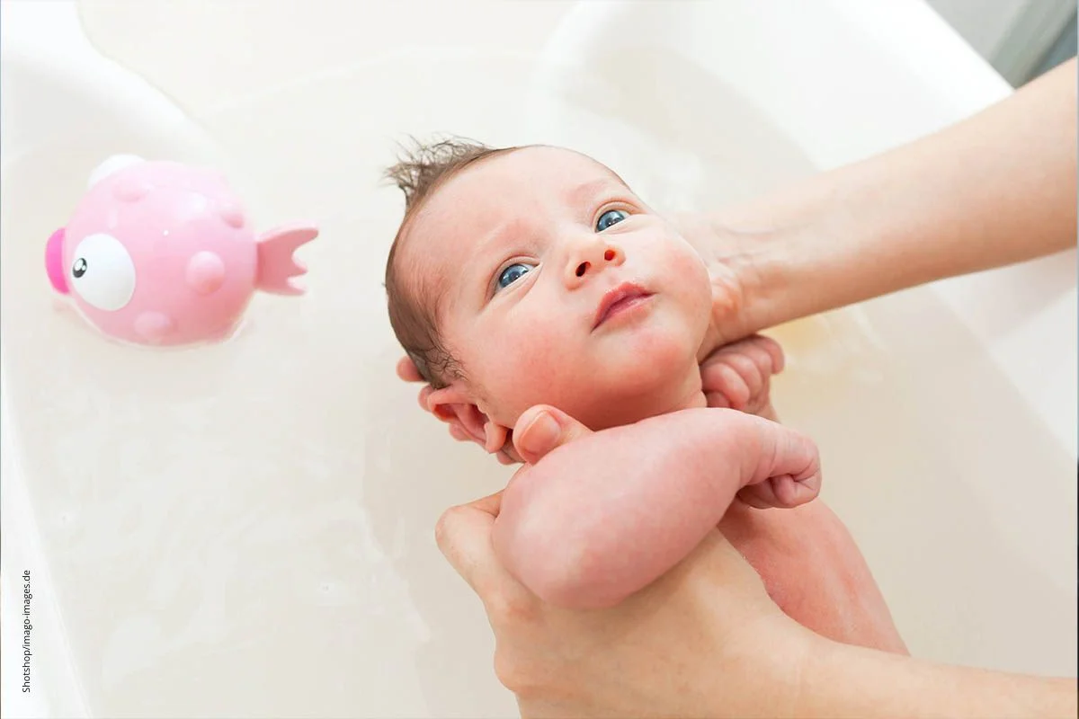 Baby wird gebadet.